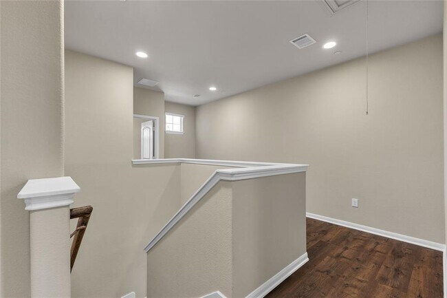 Building Photo - 2880 Donnell Dr