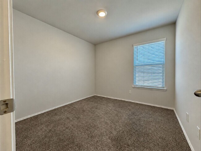 Building Photo - 1073 Ottoman Lp