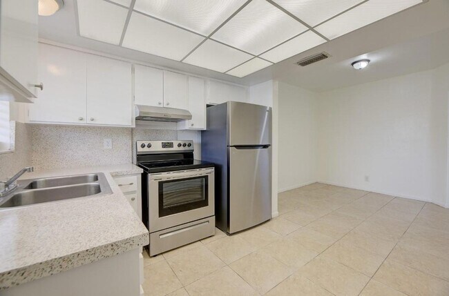 Building Photo - 1033 NW 30th Ct