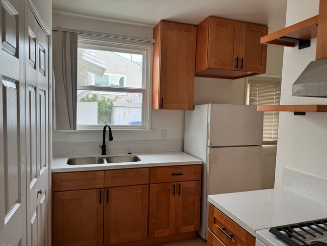Building Photo - COMPLETELY REMODELLED 1 BEDROOM DUPLEX FOR LEASE!