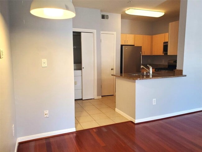 Building Photo - 2209 Hancock Dr