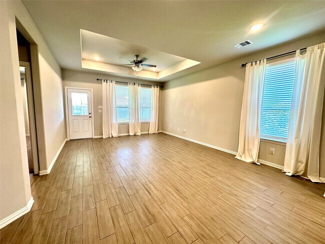 Building Photo - 8319 Divot Trce