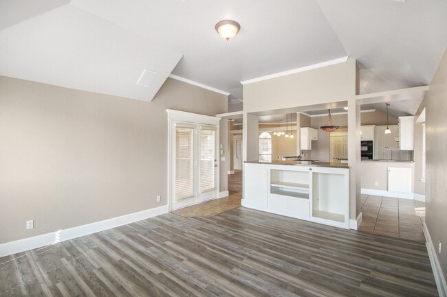 Building Photo - Great 4 Bed, 2 Bath, in Gated Community / ...