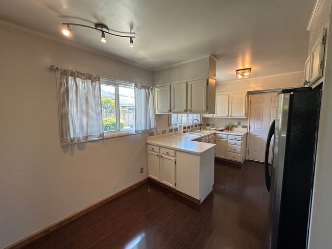 Building Photo - Beautiful Rollingwood Home
