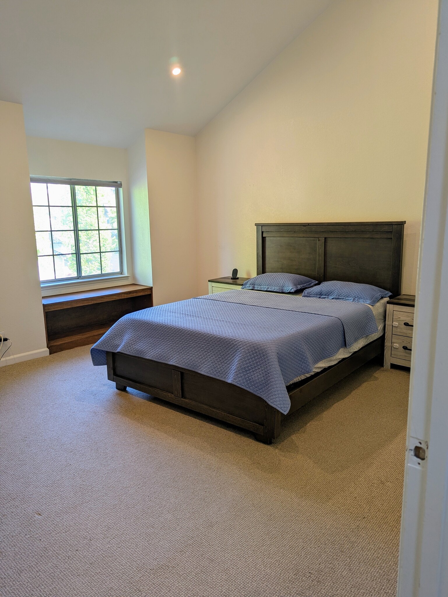 Main bedroom w/walk-in closet - 3907 Vine St