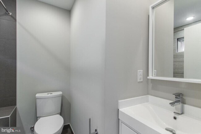 Building Photo - 712 S Sartain St