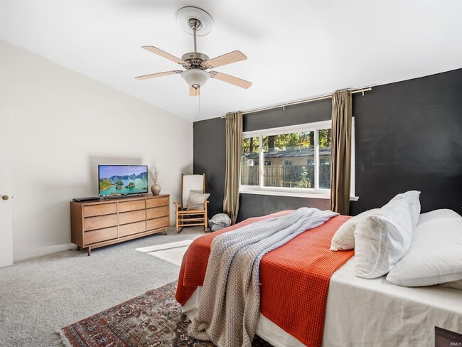 Building Photo - 2924 Santa Rosa Dr