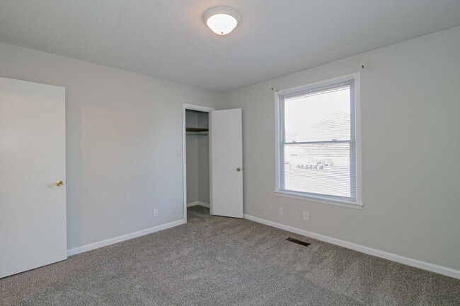 Building Photo - 809-B Golfview Pl