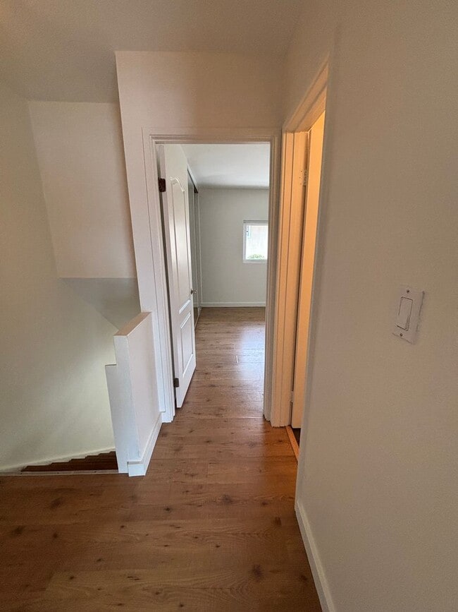 Building Photo - Spacious 2 Bedroom, 1.5 Bath Two-Story Townhome in Clairemont