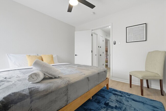 Building Photo - 4 bed with back yard in great East side location.