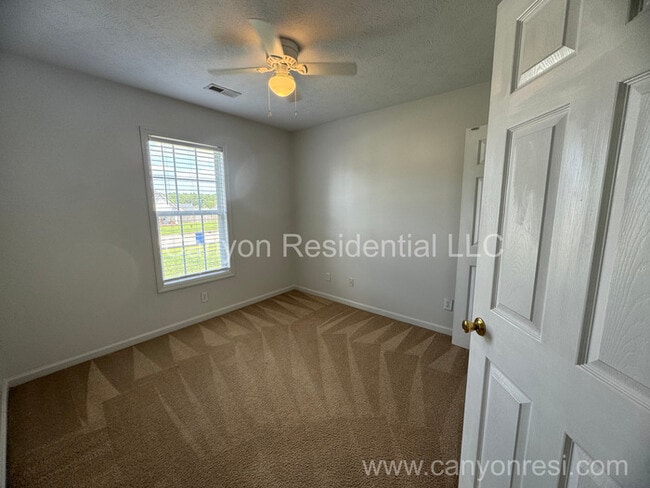 Building Photo - 323 Rushmore Ct