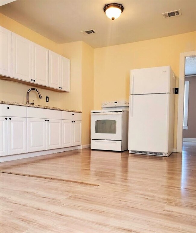 Building Photo - Affordable 2 Bed 1 Bath Home Close to Downtown Pensacola