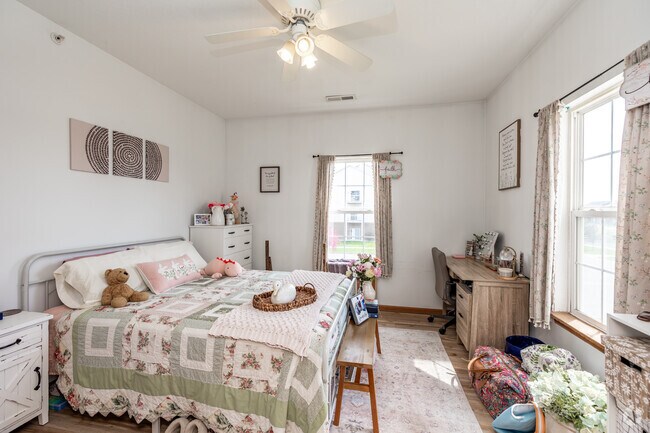 3BR, 2BA - 1,125SF - Second Bedroom - 1209 Mayfield Dr