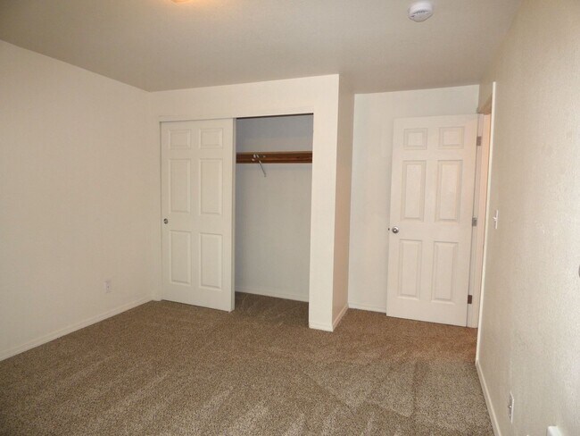 Building Photo - Rent Special: FREE June's Rent - 2 Bedroom 1 Bath Unit NE Salem!
