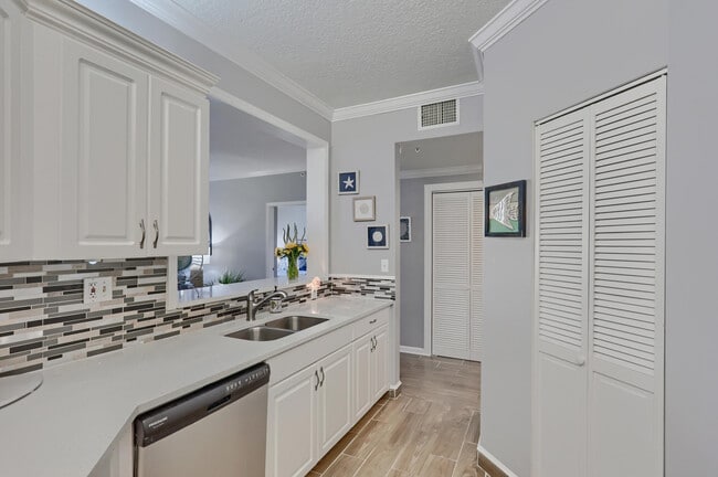 Building Photo - 400 Uno Lago Dr