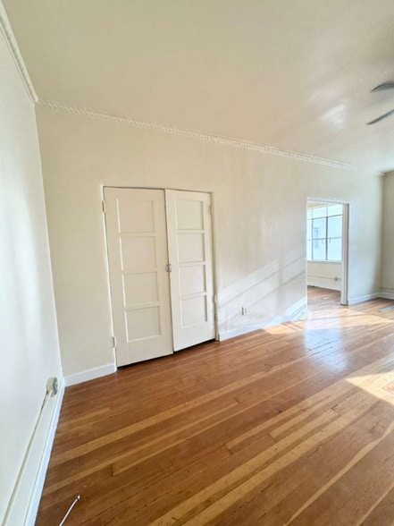 Building Photo - 901 S Kingsley Dr