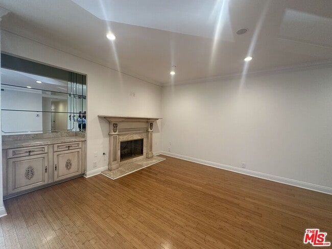 Building Photo - 324 N Palm Dr