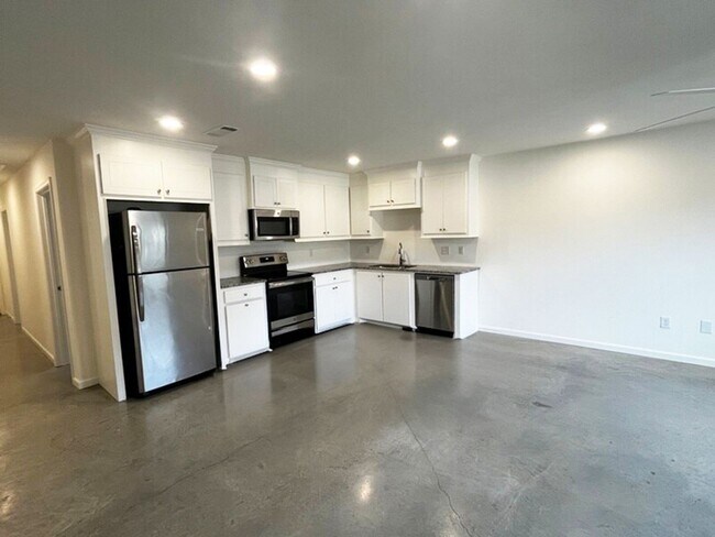 Building Photo - 246 Skylane Dr