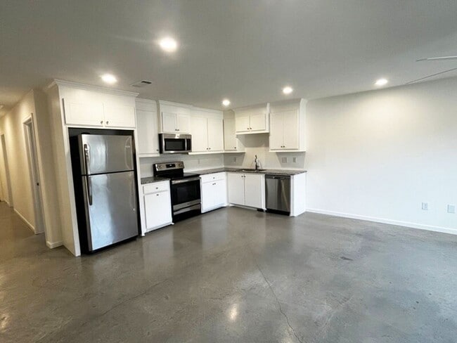 Building Photo - Charming 3-Bedroom Retreat in the Heart of...