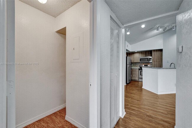 Building Photo - 417 Vista Isles Dr