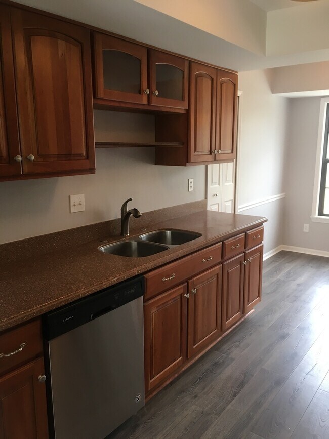 Building Photo - Beautifully Renovated 3 Bedroom 2 Bath Hou...