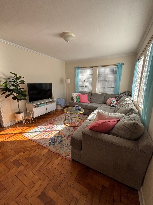 Building Photo - R1026 University Heights