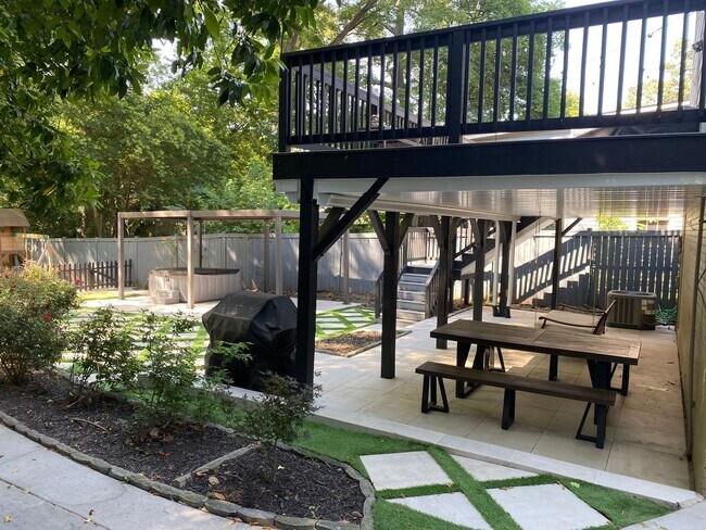 Building Photo - Spacious charmer in the heart of Dilworth ...