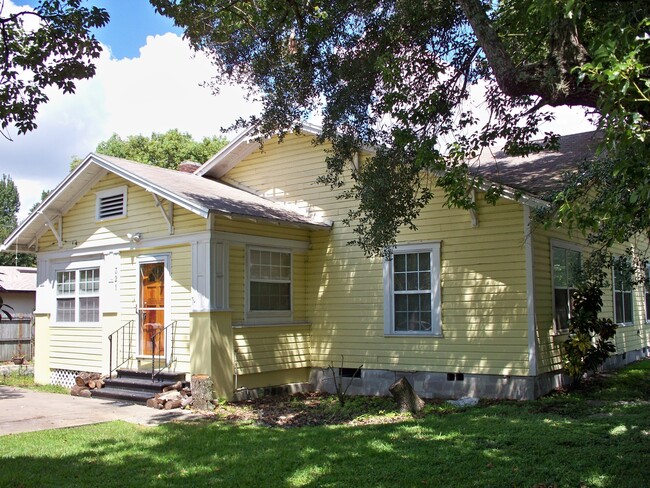 Building Photo - Beautiful Bungalow with heart-of-pine floors