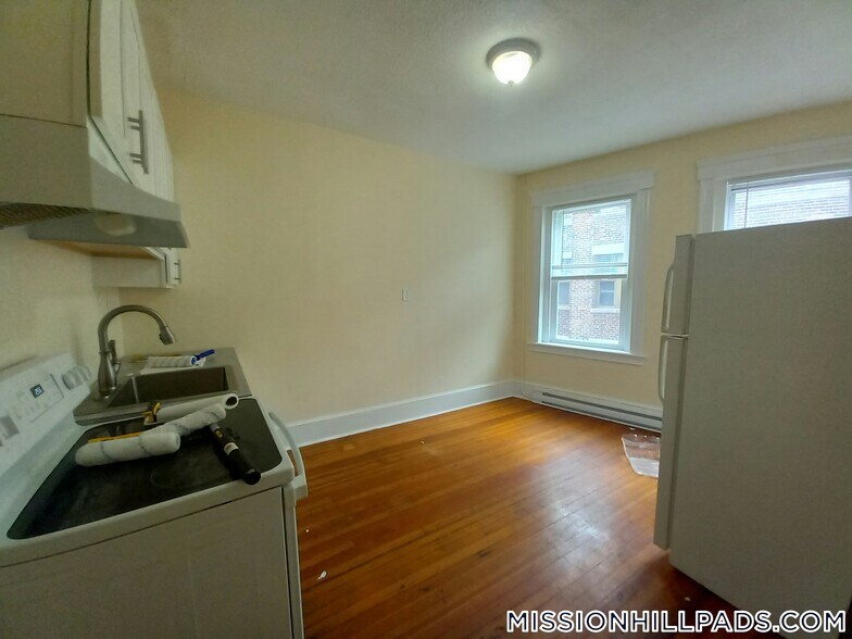 Primary Photo - 883 Huntington Ave