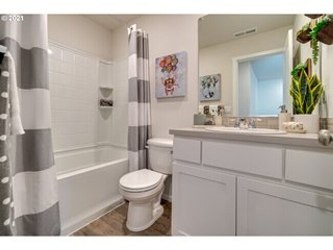 Building Photo - 3 Bed 2.5 Bath Home in Vancouver! Stainles...