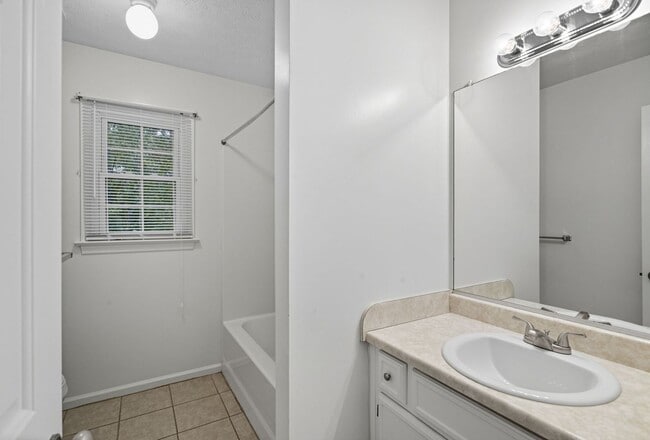 Building Photo - 40 Westview Dr