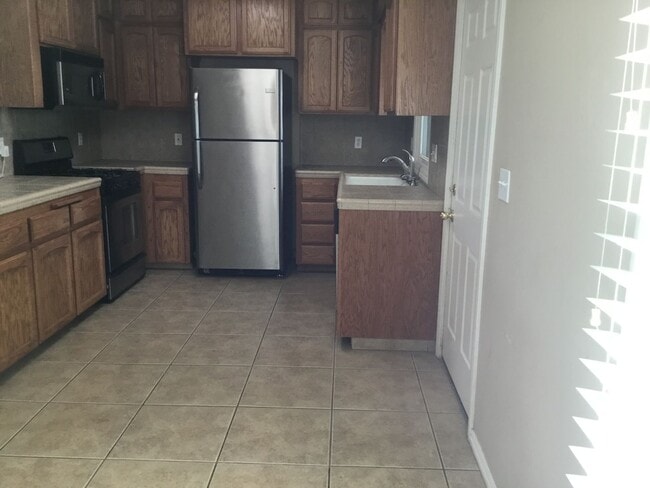Building Photo - 5430 N Madera Ave