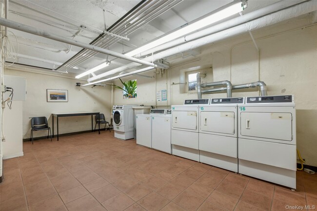 Building Photo - 14 N Chatsworth Ave