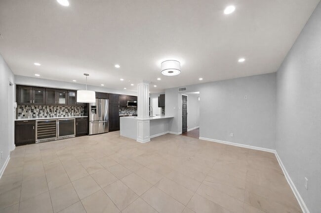 Building Photo - 8954 Chatsworth Dr