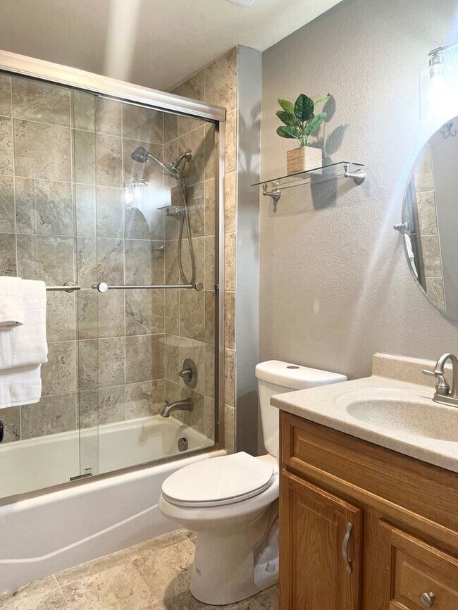 Building Photo - Beautifully Updated Modern Farmhouse 3 bed...