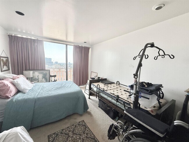 Building Photo - 2016 Main St