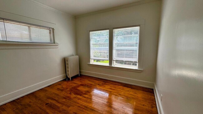 Building Photo - 709-711 Hawthorne NE