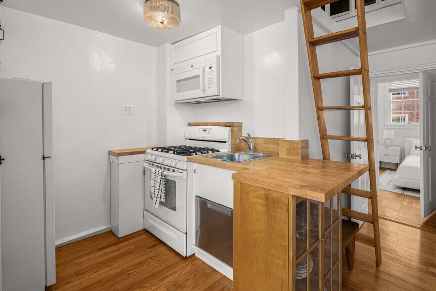 Building Photo - 131 MacDougal St