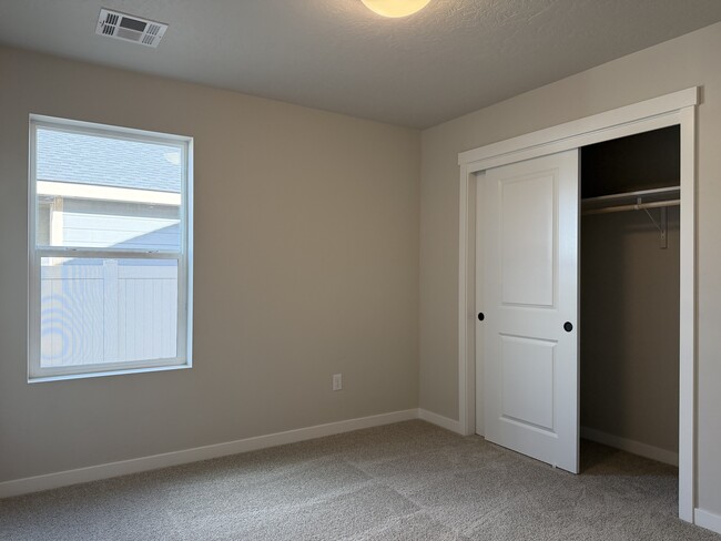 Building Photo - 10096 Longtail Dr