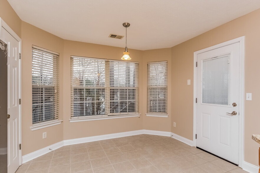 Building Photo - 2704 Lake Park Ridge E