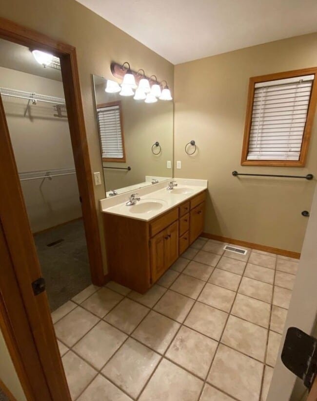 Building Photo - 4 Bed 2 Bath Home in Nixa!!