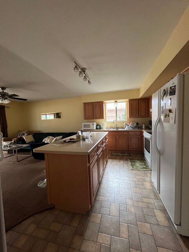 Building Photo - Large 4 bedroom with  yard