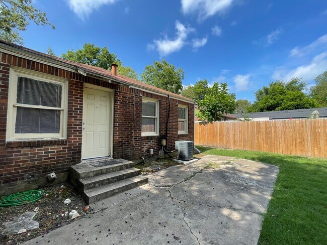 Building Photo - COMING SOON 2 BEDROOM 1 BATH HOME IN TCU AREA