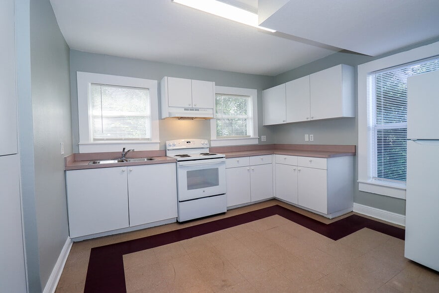 Building Photo - 203 16th St W