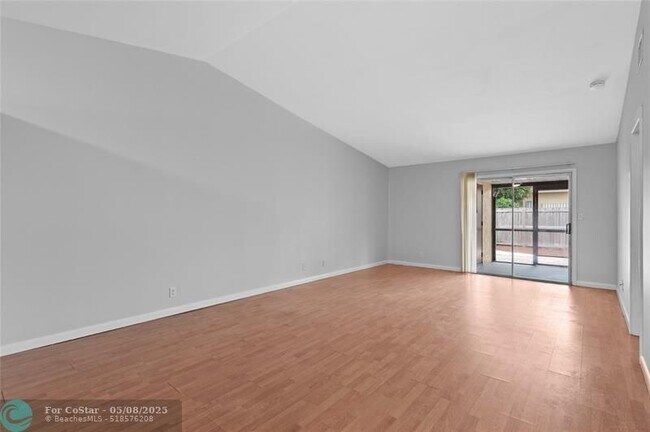 Building Photo - 4325 NW 5th Ave