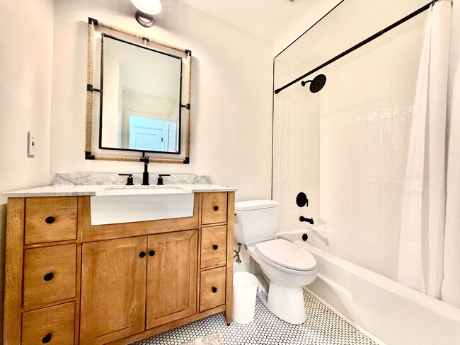 Building Photo - 907 Oak Tree Dr