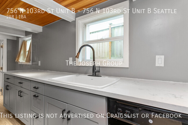 Building Photo - Beautifully updated 2 bed in North Seattle