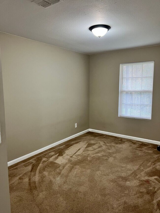 Building Photo - 3 bed/2bath Townhome freshly painted!