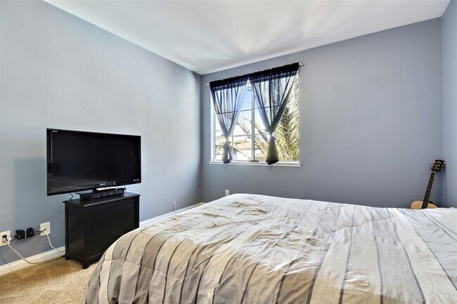 Building Photo - Spacious Top Floor Condo in Resort Style C...