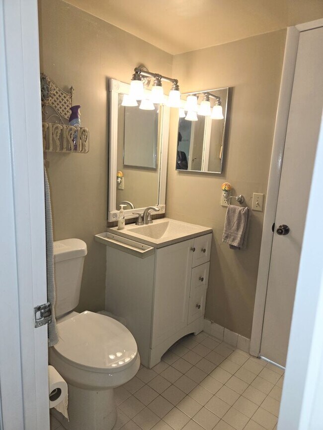 Building Photo - Fully furnished Lake View Condo in Gated Community